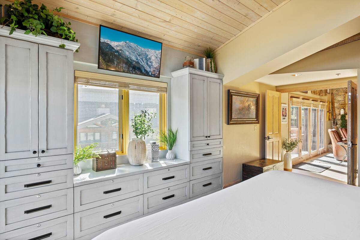 Royal Plaza Condo at Deer Valley - 2 Bedroom - #403 | Wi-fi (inkludert), individuelt dekorert og individuelt innredet