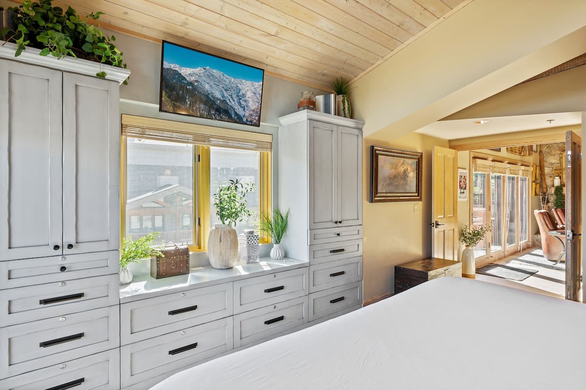 Royal Plaza Condo at Deer Valley - 2 Bedroom - #403 | Individuell dekoriert, individuell eingerichtet, kostenloses WLAN