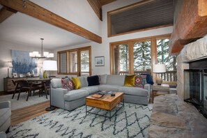 Sterling Lodge at Deer Valley - 3 Bedroom - #108 | Wohnbereich | Flachbildfernseher, Kamin