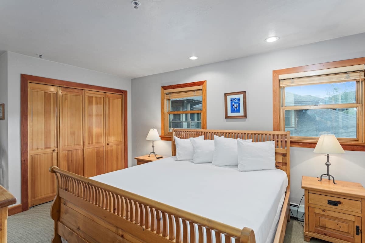 Greyhawk Condo at Deer Valley - 2 Bedroom - #08 | Wi-fi (inkludert), individuelt dekorert og individuelt innredet