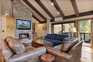 Queen Esther Condo at Deer Valley - 2 Bedroom - #2346 | Wohnbereich | Flachbildfernseher, Kamin