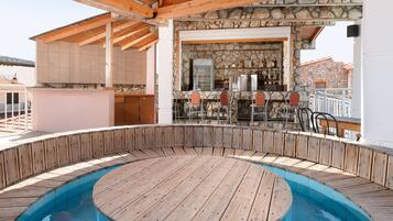 Swim-up bar