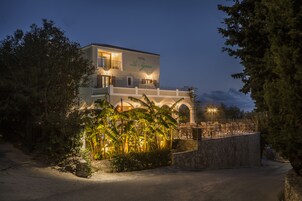Fachada de la propiedad por la tarde o noche