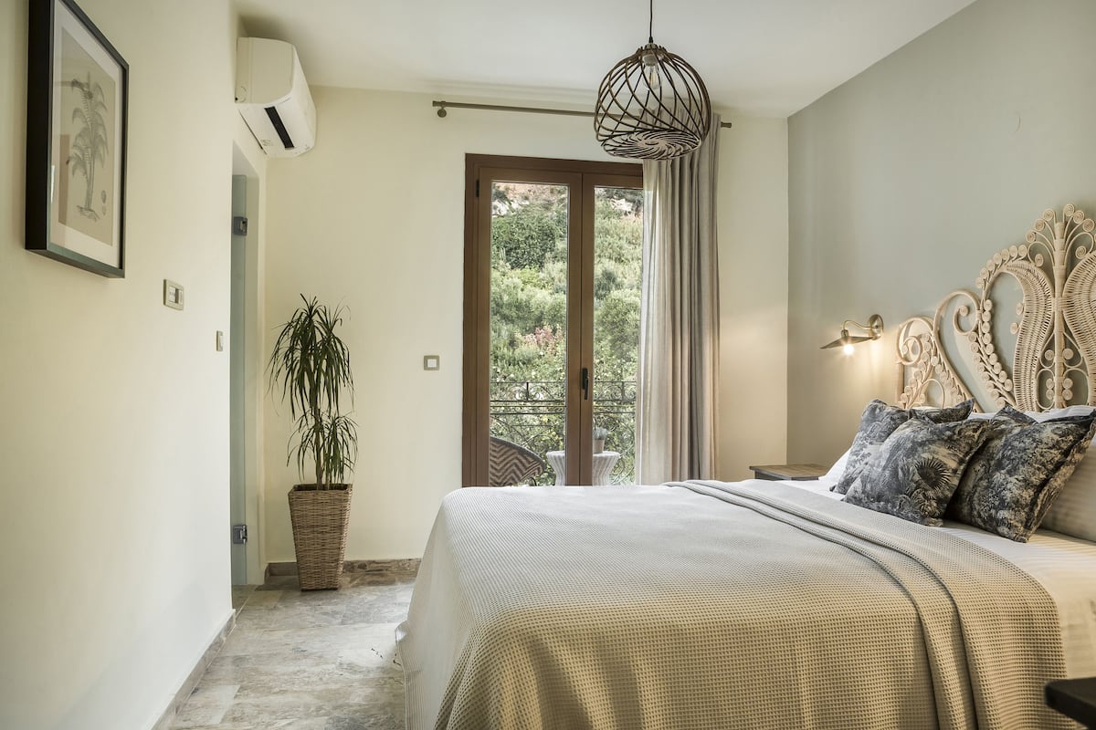 Kamer, 1 twee- of 2 eenpersoonsbedden, uitzicht op tuin | 1 slaapkamer, een minibar, een kluis op de kamer