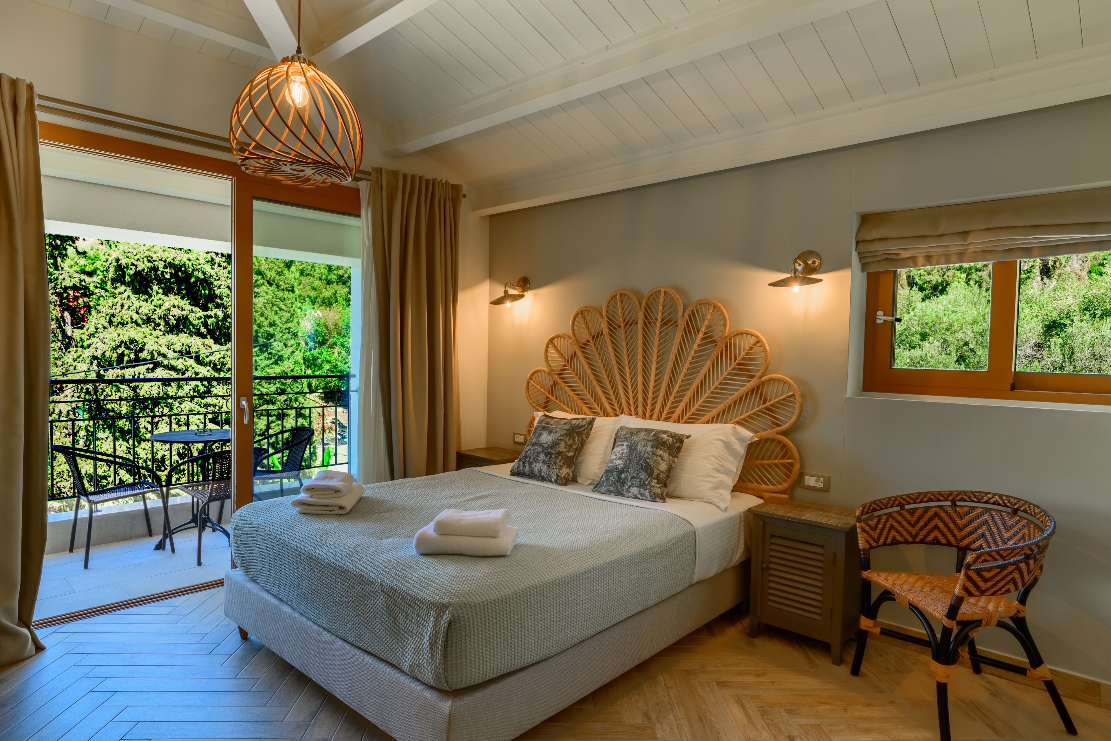 deluxe suite, partial sea view | 1 bedroom, minibar, in-room safe, individually furnished