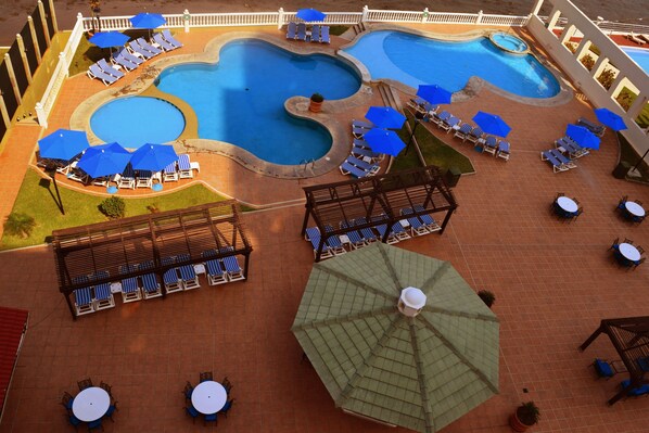 Suite, 1 King Bed, Ocean View | Outdoor pool | Outdoor pool, pool umbrellas, pool loungers - Astur Hotel y Suites (Boca del Río)