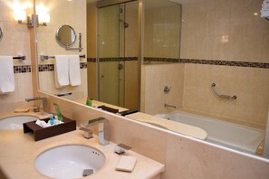 Amenidades de baño gratuitas, secadora de cabello, toallas 