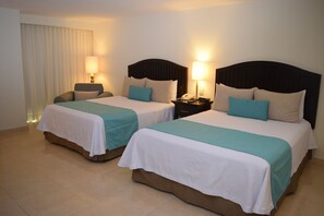 Habitación estándar, 2 camas Queen size, vista al océano | Caja de seguridad en la habitación, escritorio y insonorización 