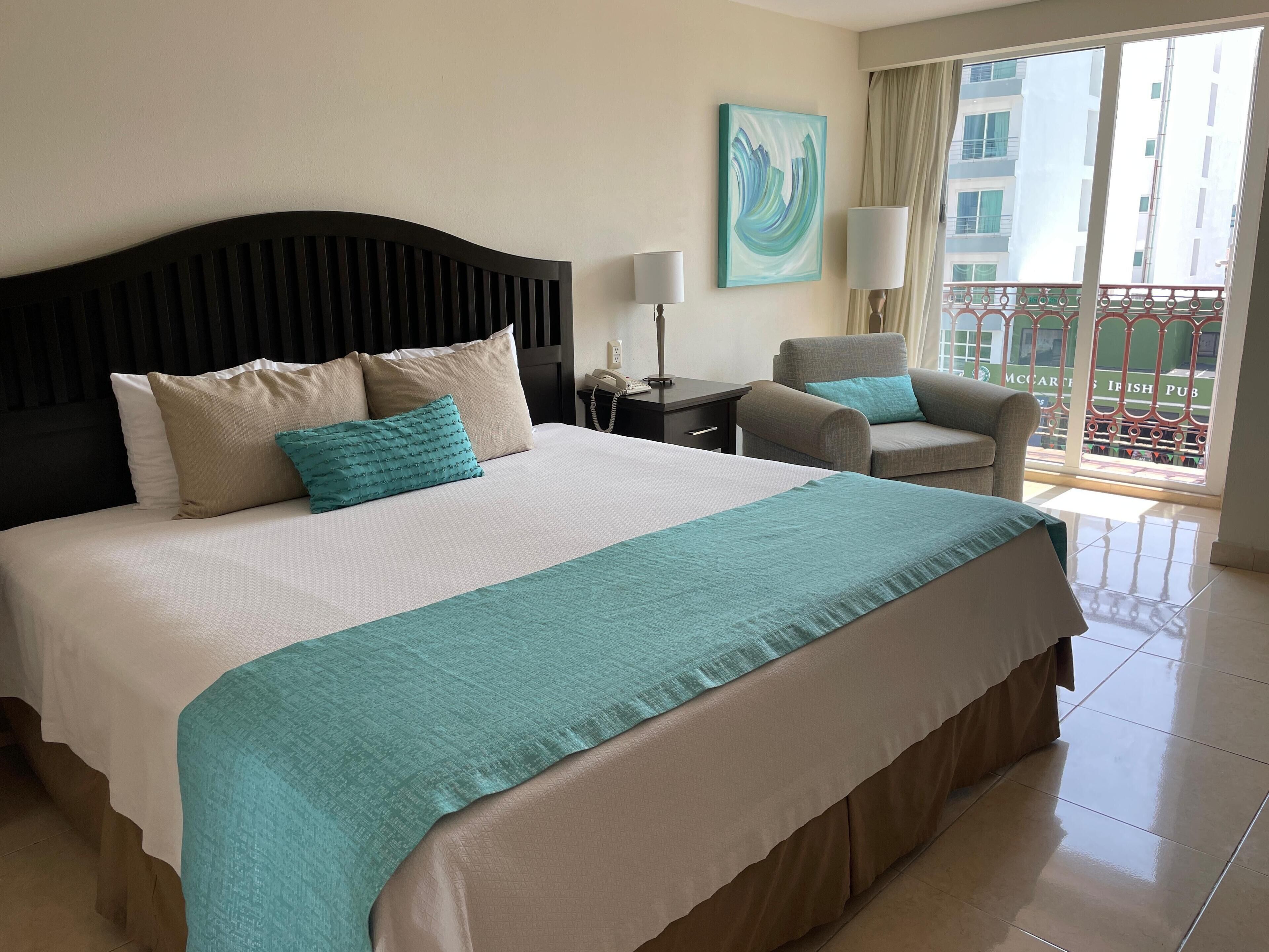 Suite, 1 cama King size, vista al océano | Caja de seguridad en la habitación, escritorio y insonorización 