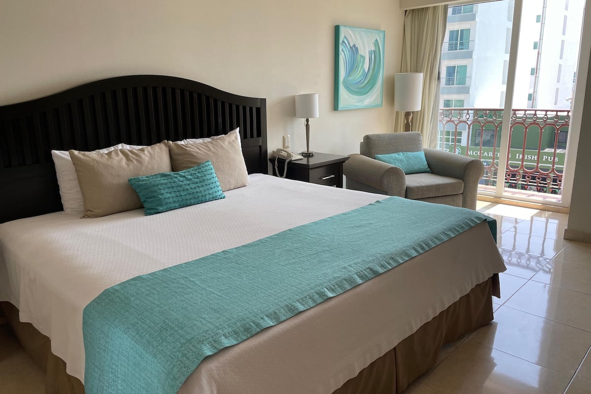 Suite, 1 kingsize-seng, havutsikt | Safe på rommet, skrivebord, lydisolert og strykejern/-brett