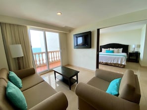 Suite, 1 King Bed, Ocean View | Living area | Flat-screen TV - Astur Hotel y Suites (Boca del Río)