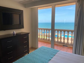 Pengeskab på værelset, skrivebord, lydisolering, strygejern/strygebræt