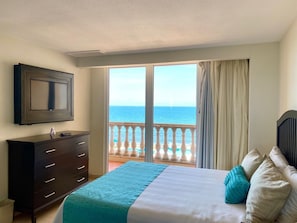 In-room safe, desk, soundproofing, iron/ironing board - Astur Hotel y Suites (Boca del Río)