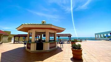 Outdoor pool, pool umbrellas, sun loungers