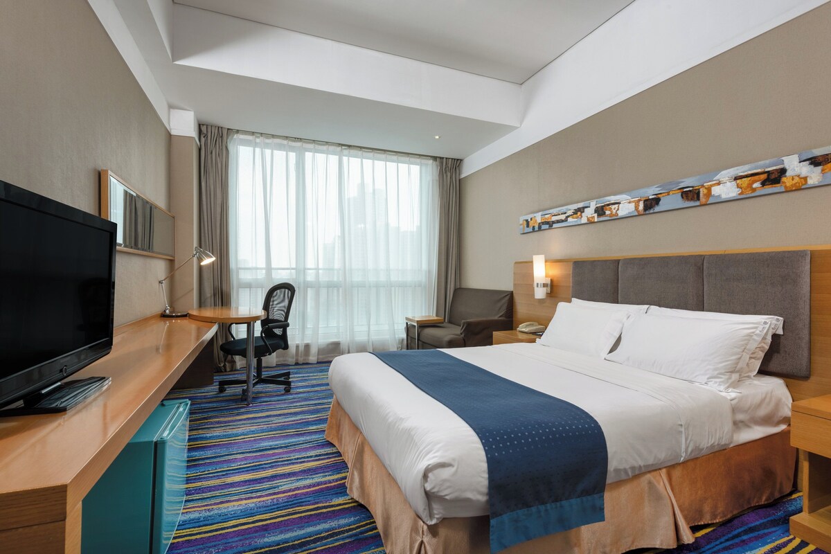 Standard Room, 1 King Bed, City View | In-room safe, desk, soundproofing, WiFi (free)