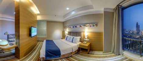 Suite, 1 King Bed | In-room safe, desk, soundproofing, free WiFi