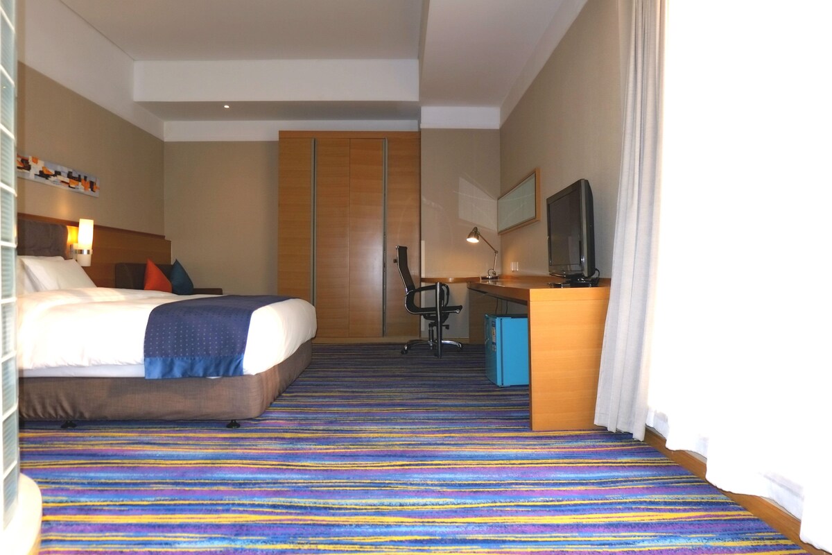 In-room safe, desk, soundproofing, WiFi (free)