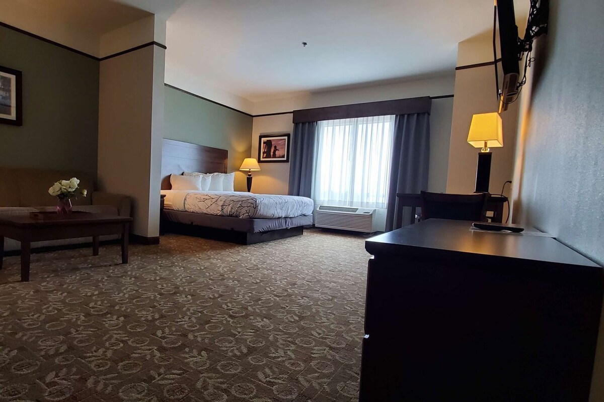 Pillowtop beds, desk, laptop workspace, blackout drapes