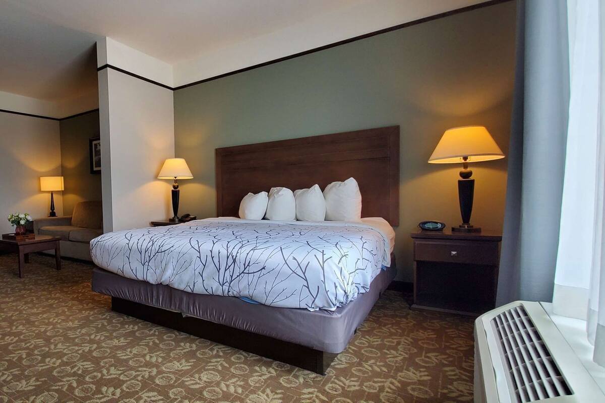 Senger med overmadrass, skrivebord og skrivebord for bærbar PC