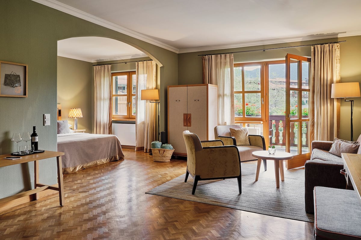Hypo-allergenic bedding, free minibar, in-room safe, desk