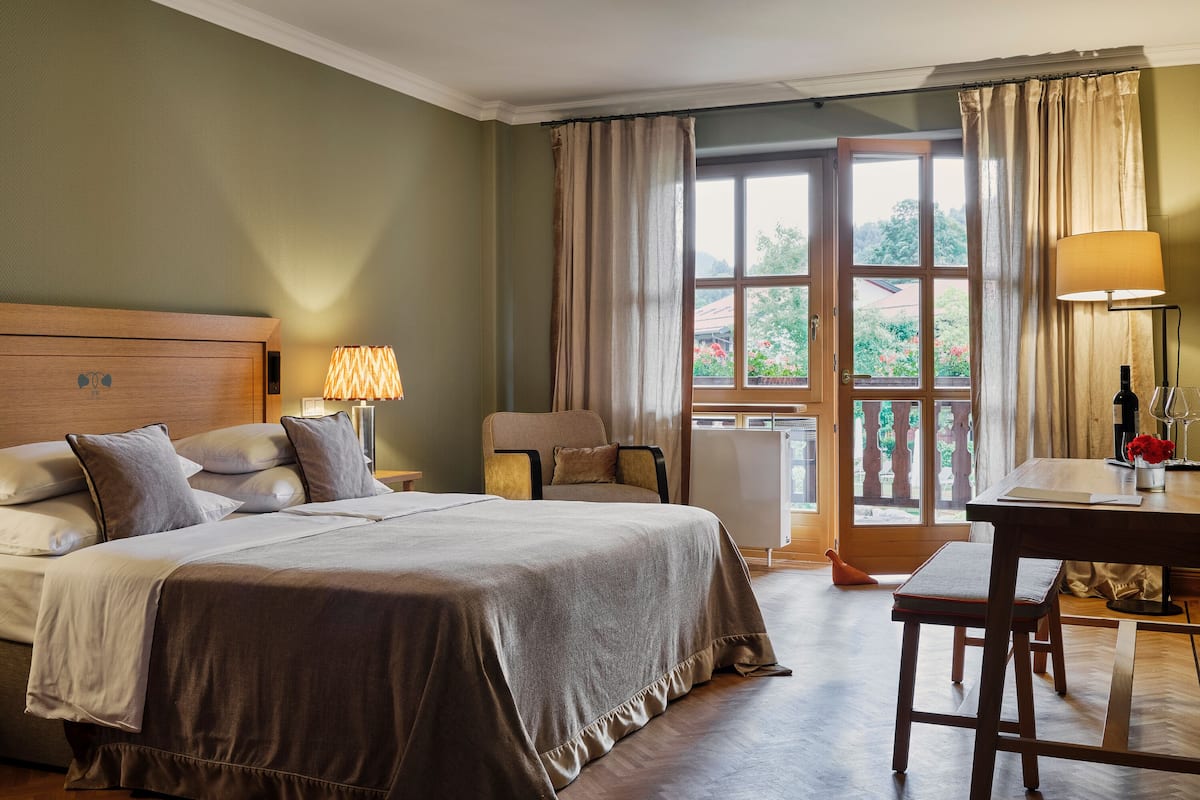 Premium Double Room, 1 King Bed | 1 bedroom, hypo-allergenic bedding, free minibar, in-room safe