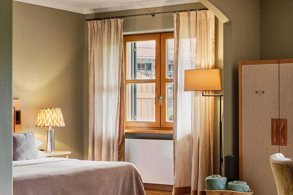Allergitestet sengetøy, minibar (inkludert) og safe på rommet