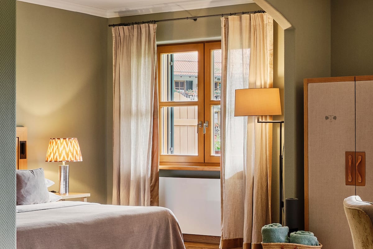 1 bedroom, hypo-allergenic bedding, free minibar, in-room safe