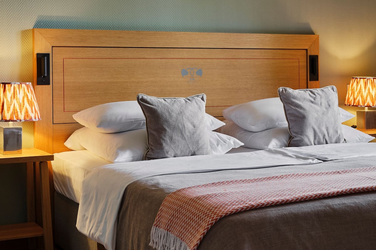 1 bedroom, hypo-allergenic bedding, free minibar, in-room safe