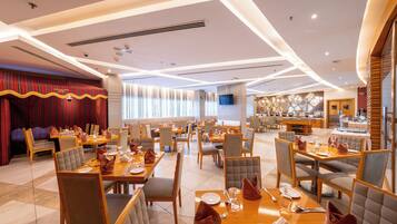 Desayuno buffet diario (AED 54.00 por persona)