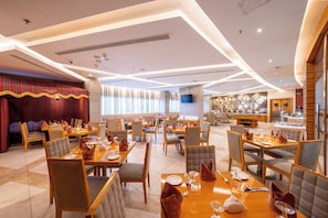 Petit déjeuner buffet (54.00 AED par personne)