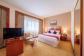 Junior-Suite, 1 King-Bett | Minibar, Zimmersafe, Schreibtisch, laptopgeeigneter Arbeitsplatz