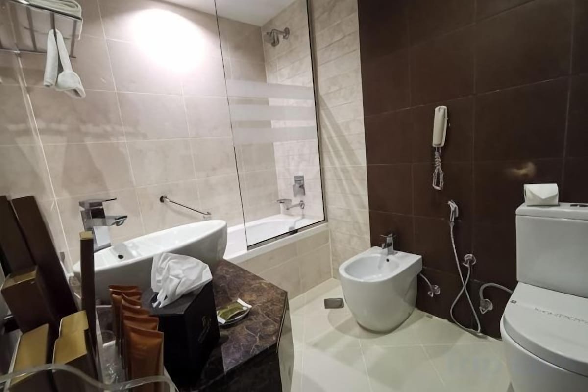 Combined shower/bathtub, free toiletries, hair dryer, towels