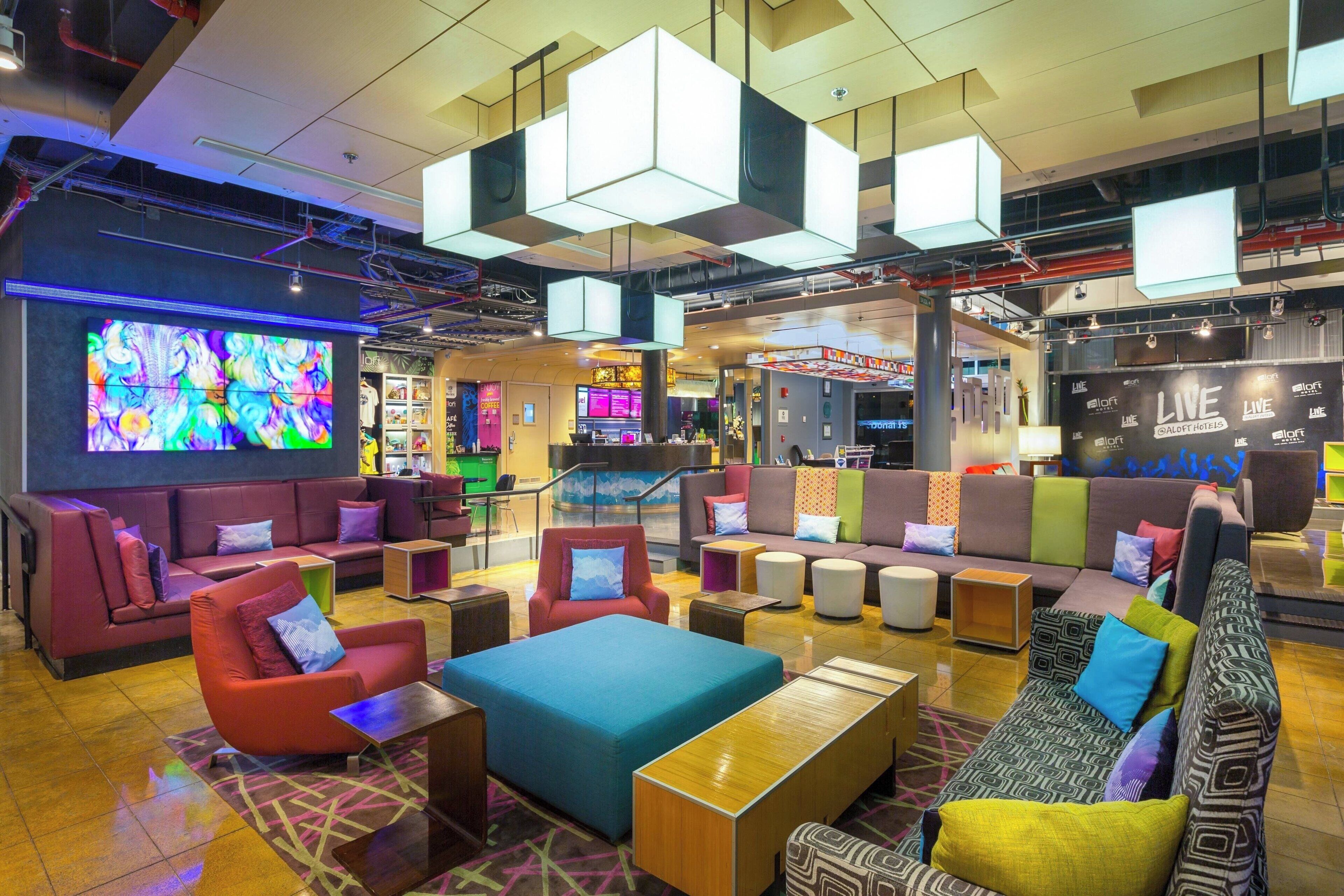 S&#x27;hi serveixen esmorzars, dinars, sopars i plats de cuina regional 