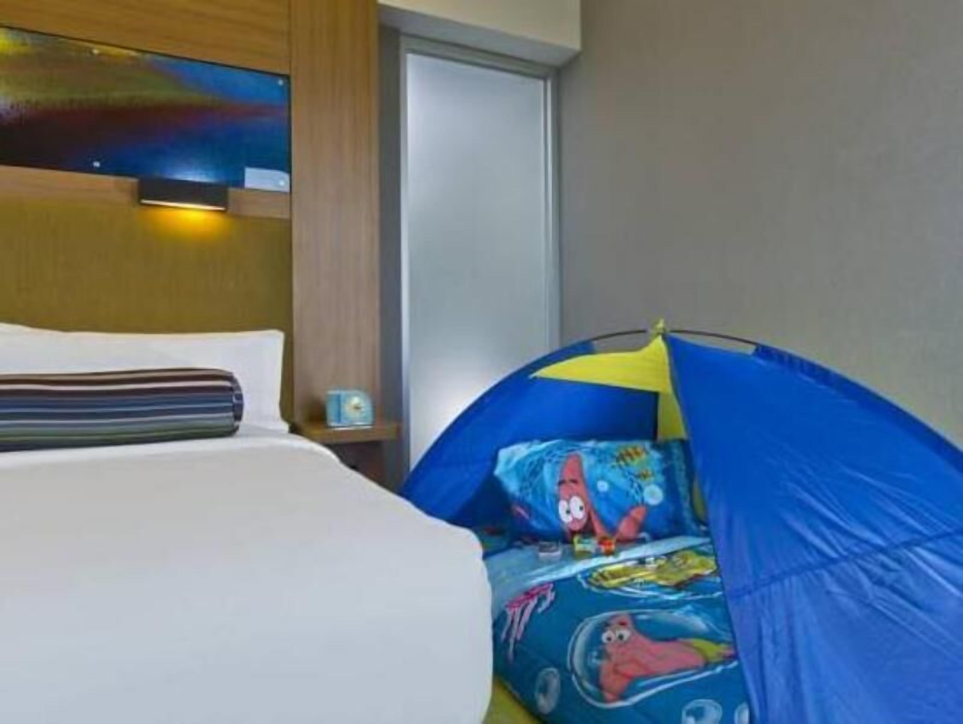 Premium bedding, in-room safe, desk, blackout drapes