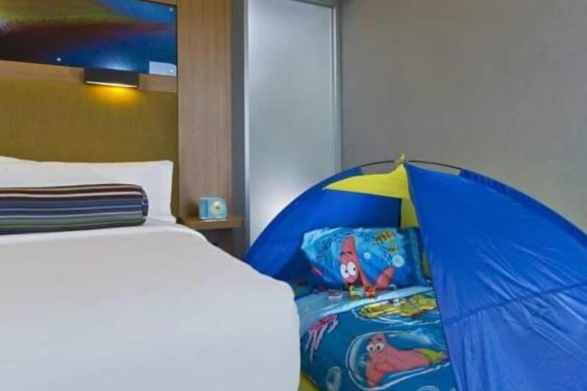 Premium bedding, in-room safe, desk, blackout drapes