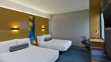 Ropa de cama de alta calidad y caja de seguridad en la habitación