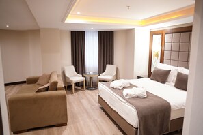 Rom – superior, 1 kingsize-seng, massasjebadekar, hjørnerom | Sengetøy av topp kvalitet, minibar, safe på rommet og skrivebord