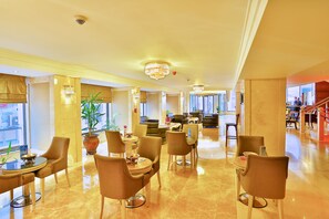 Área de estar no saguão