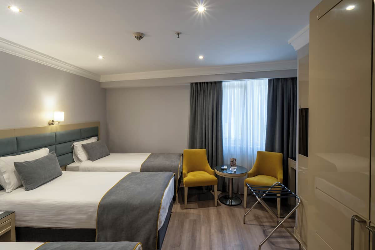 Standaard driepersoonskamer | Luxe beddengoed, een minibar, een kluis op de kamer, een bureau