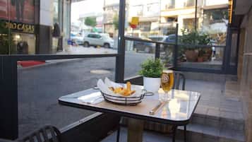 Der serveres morgenmad, frokost og lokale og internationale retter