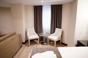 Quarto superior, 1 cama King, banheira de hidromassagem, no canto | Roupas de cama premium, frigobar, cofres nos quartos, escrivaninha