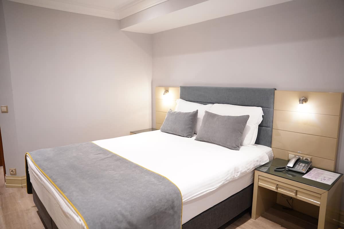 Luxe beddengoed, een minibar, een kluis op de kamer, een bureau