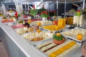 Breakfast buffet - Amethyst Hotel (Istanbul)