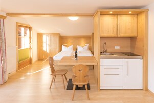 Studio supérieur, vue sur la montagne | Repas dans la chambre
