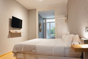 Superior Family Room | 1 bedroom, premium bedding, in-room safe, soundproofing - Cosmopolitan Boutique Rambla by Blossom Hotels (Barcelona)