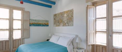 Superior-Doppelzimmer, 1 Queen-Bett, Terrasse, Stadtblick | Bettwäsche aus ägyptischer Baumwolle, Daunenbettdecken, Minibar