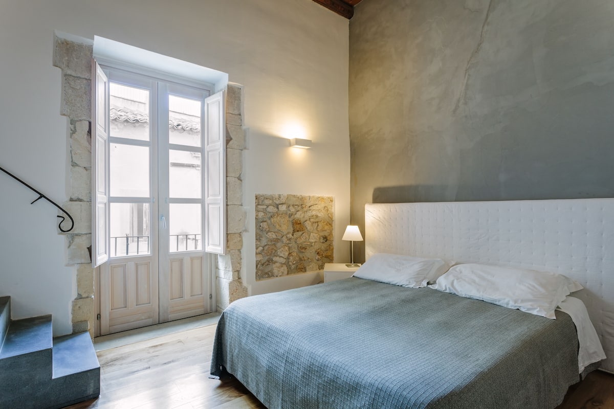 Habitación estándar con 1 cama matrimonial o 2 individuales, baño privado | Sábanas de algodón egipcio, edredón, minibar y escritorio