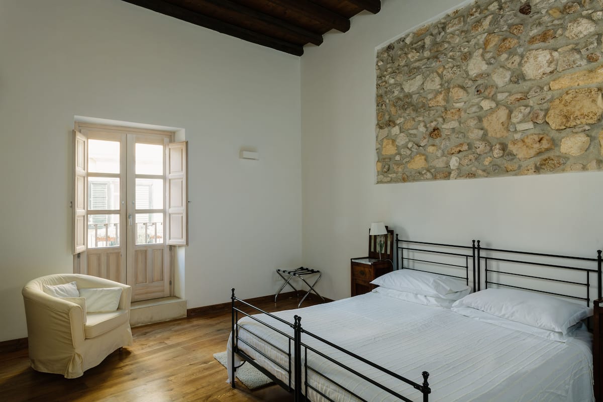 Sábanas de algodón egipcio, edredón, minibar y escritorio
