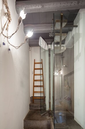 Standaard kamer, 1 twee- of 2 eenpersoonsbedden, privébadkamer | Badkamer | Een douche, een regendouche, gratis toiletartikelen, een haardroger