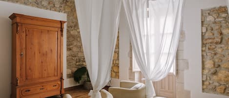 Draps en coton égyptien, couette en duvet d'oie, minibar, bureau